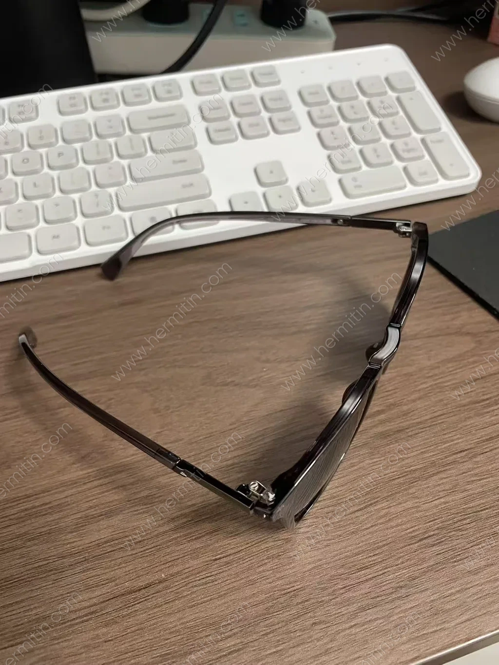 Sunglasses Bulk Production Sample — Custom Eyewear Branding Prototype (LOG #3876)