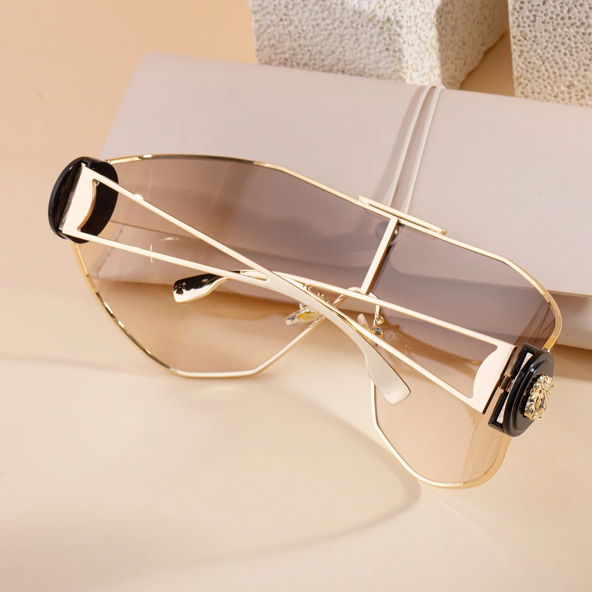 Black Plastic + Metal 2026 New Chic Women's One-Piece Sports Sunglasses. Full-Frame Design with UV400 Protection for Cycling and Outdoor Adventures. - Details 3
