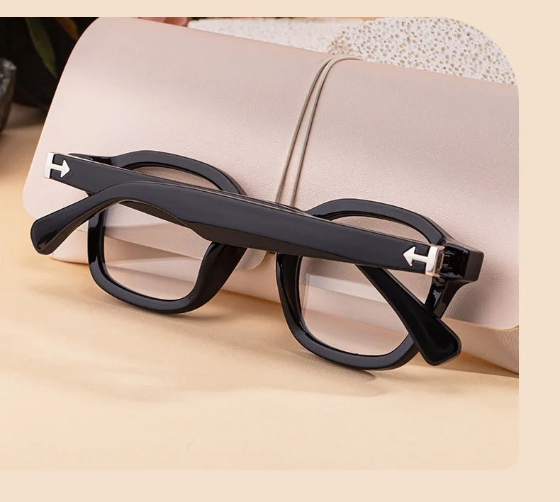 Black PC Chic Women's Mini Square Photochromic Sunglasses. Personalized Street Style Shades with UV400 Protection for Outdoor Looks - Details 3