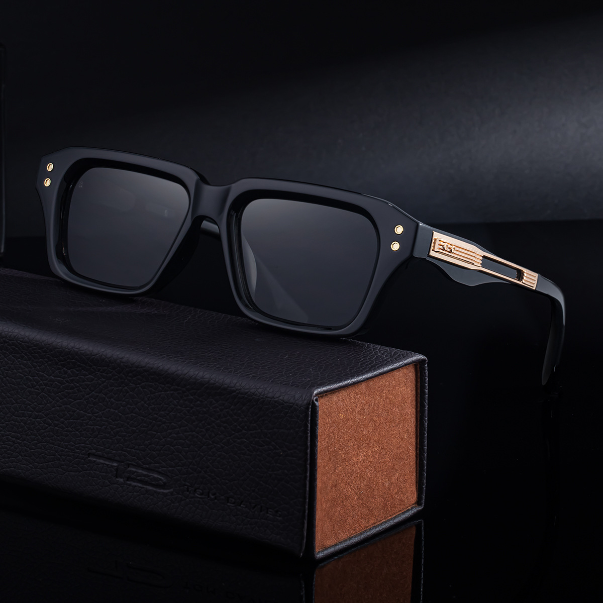 Black Zinc Alloy Men's Trendy Square Sunglasses - Stylish Zinc Alloy Frame, Durable & Lightweight with UV400 Protection for Outdoor Activities - Details 1