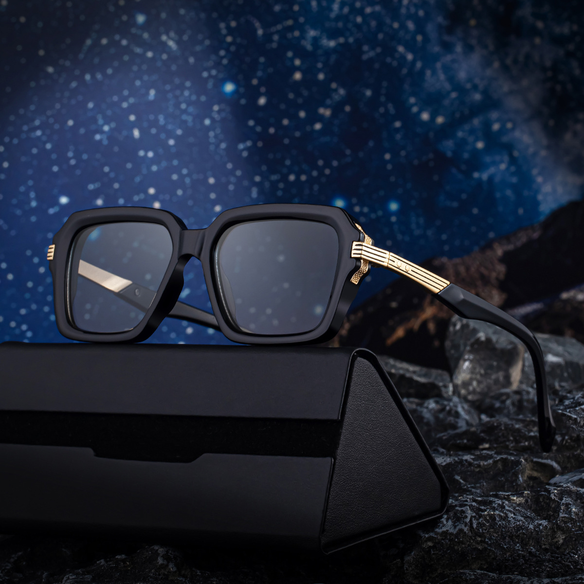 Black Zinc Alloy Men's Trendy Square Sunglasses - Stylish Zinc Alloy Frame, Durable & Lightweight with UV400 Protection for Outdoor Activities - Details 3