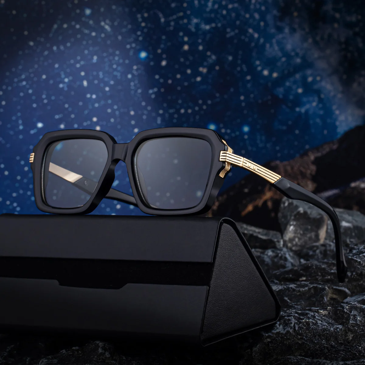 Black Zinc Alloy Men's Trendy Square Sunglasses - Stylish Zinc Alloy Frame, Durable & Lightweight with UV400 Protection for Outdoor Activities - Details 3