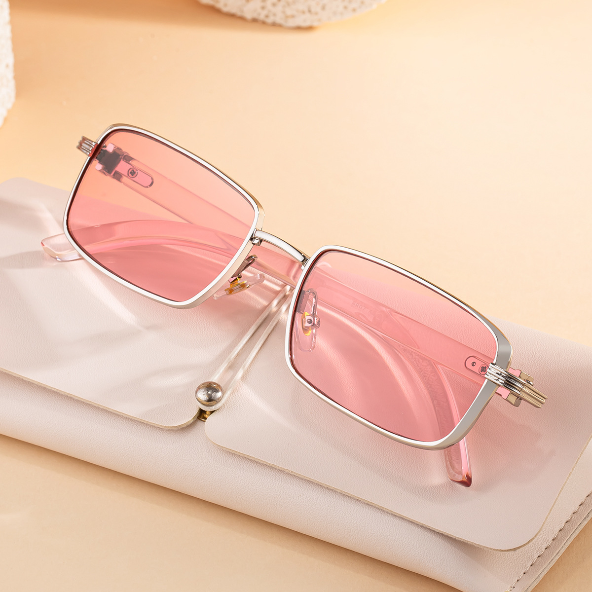 Black Zinc Alloy Men's Trendy Square Sunglasses - Stylish Zinc Alloy Frame, Durable & Lightweight with UV400 Protection for Outdoor Activities - View 4