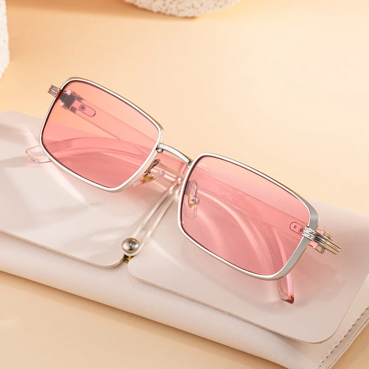 Black Zinc Alloy Men's Trendy Square Sunglasses - Stylish Zinc Alloy Frame, Durable & Lightweight with UV400 Protection for Outdoor Activities - View 4