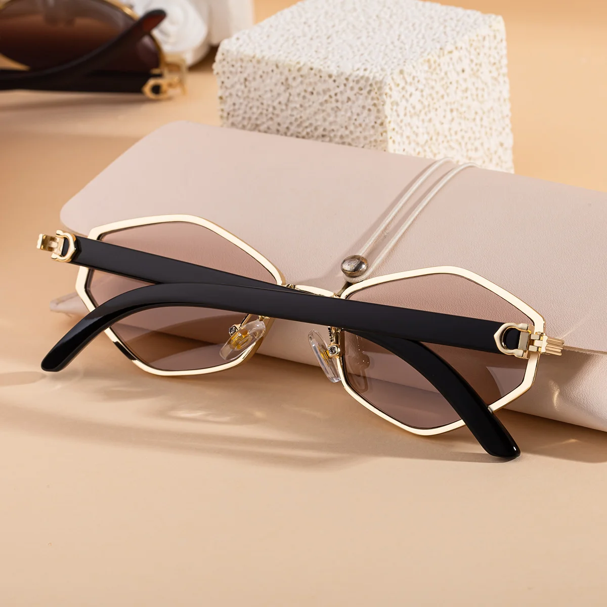 Black Zinc Alloy Women's Trendy Polygon Sunglasses - Unique Geometric Metal Frame – Chic Street Style & UV400 Sun Protection - Details 4