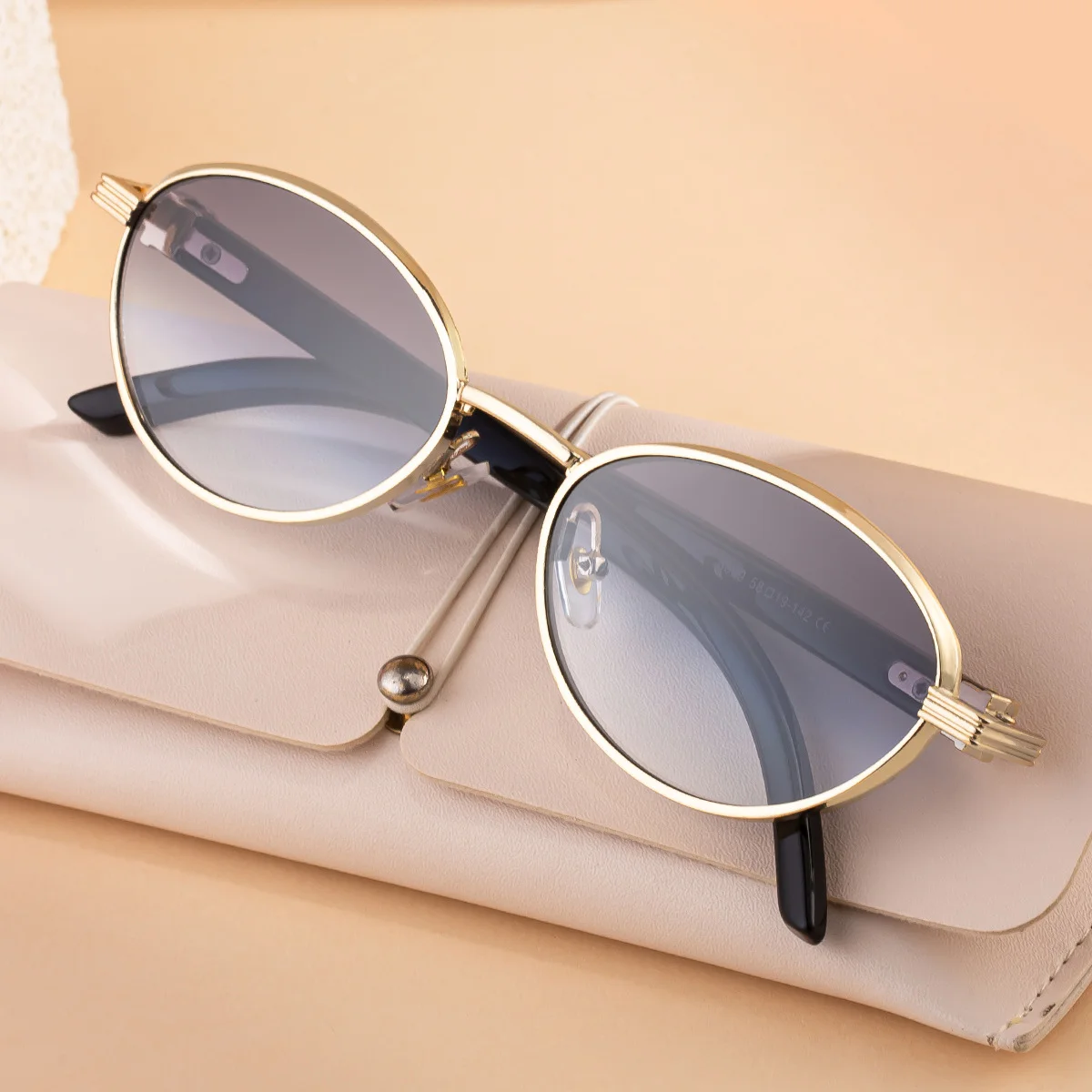 Black Zinc Alloy Women's Trendy Oval Full-Frame Sunglasses - Unique Design, Versatile All-Match Style & UV400 Protection for Outdoor Activities - View 4