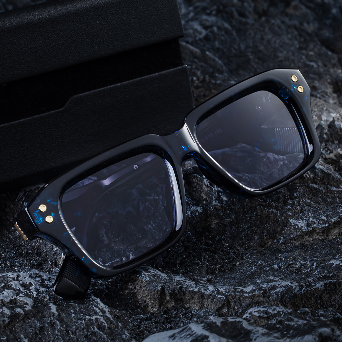 Black Zinc Alloy Men's Trendy Small Square Sunglasses - Unique High-End Design – Stylish Fashion Sun Protection Eyewear - View 3