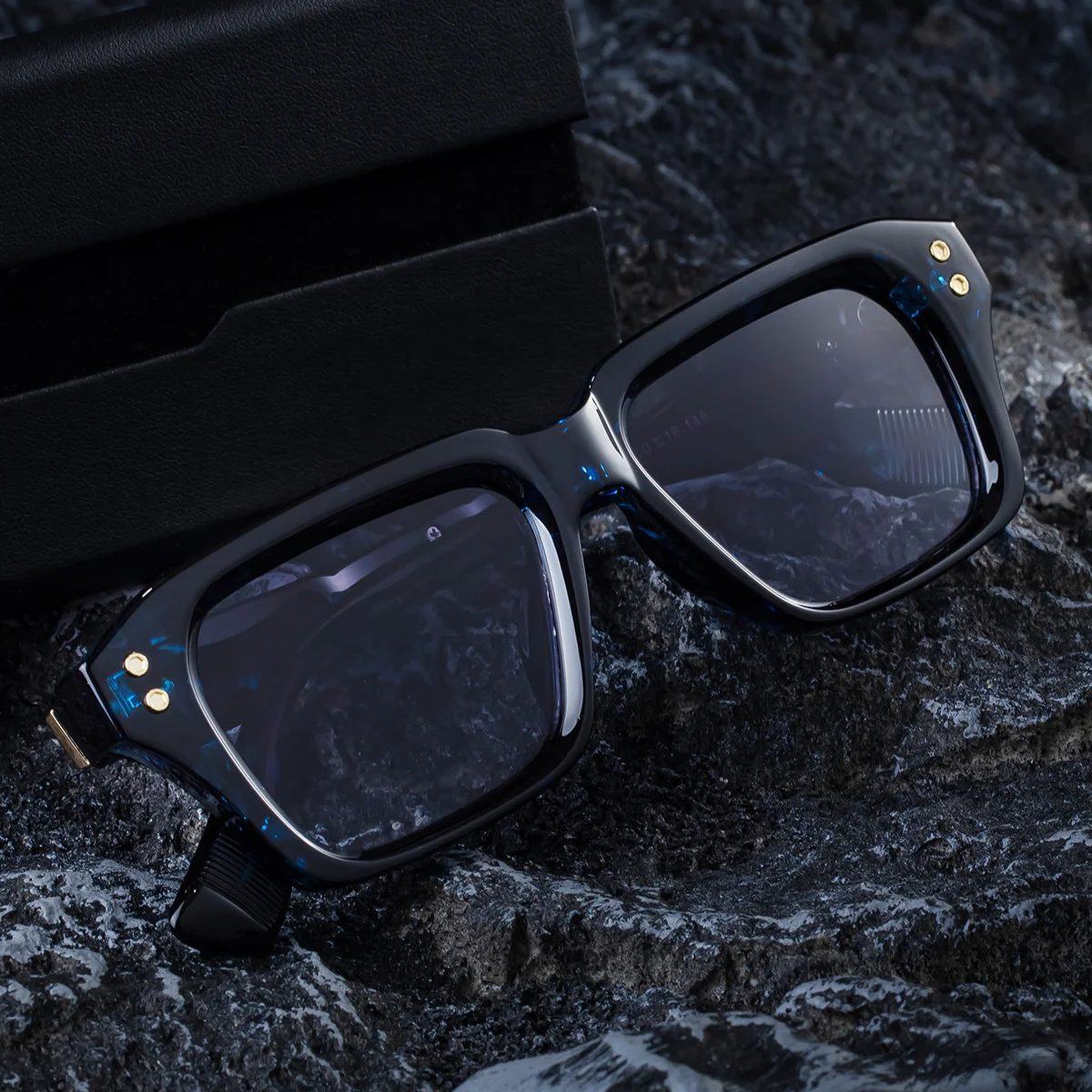 Black Zinc Alloy Men's Trendy Small Square Sunglasses - Unique High-End Design – Stylish Fashion Sun Protection Eyewear - View 3