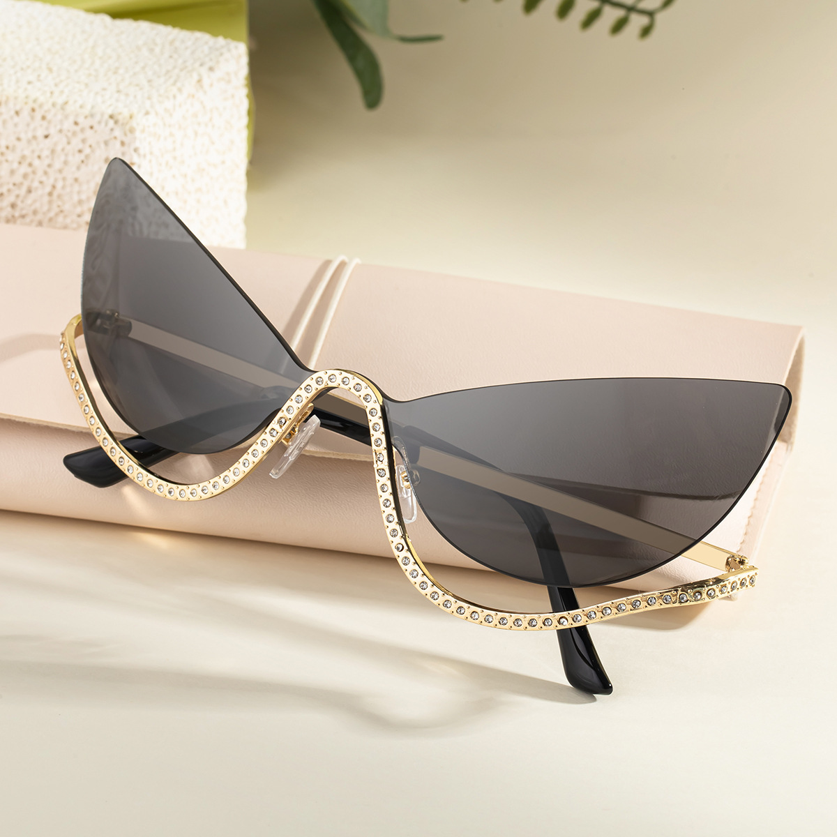 Black Zinc Alloy Women's Trendy Rimless Cat-Eye Sunglasses - Unique High-End Rhinestone Embellished Eyewear – Stylish Outdoor Street Fashion Sun Protection - View 3