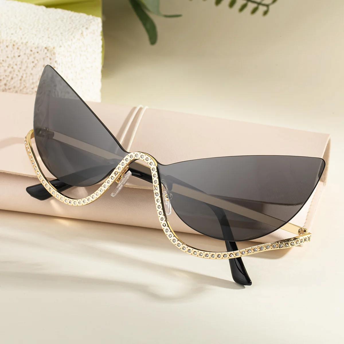 Black Zinc Alloy Women's Trendy Rimless Cat-Eye Sunglasses - Unique High-End Rhinestone Embellished Eyewear – Stylish Outdoor Street Fashion Sun Protection - View 3