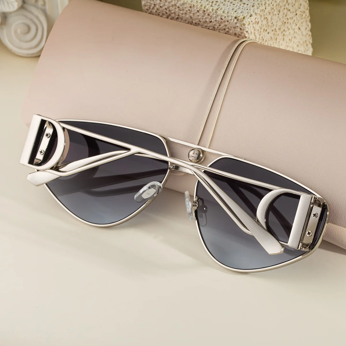 Black Zinc Alloy Women's Trendy Euro-American Cat-Eye Sunglasses - Unique High-Fashion Street Style – Premium Outdoor UV400 Sun Protection Shades - Details 6