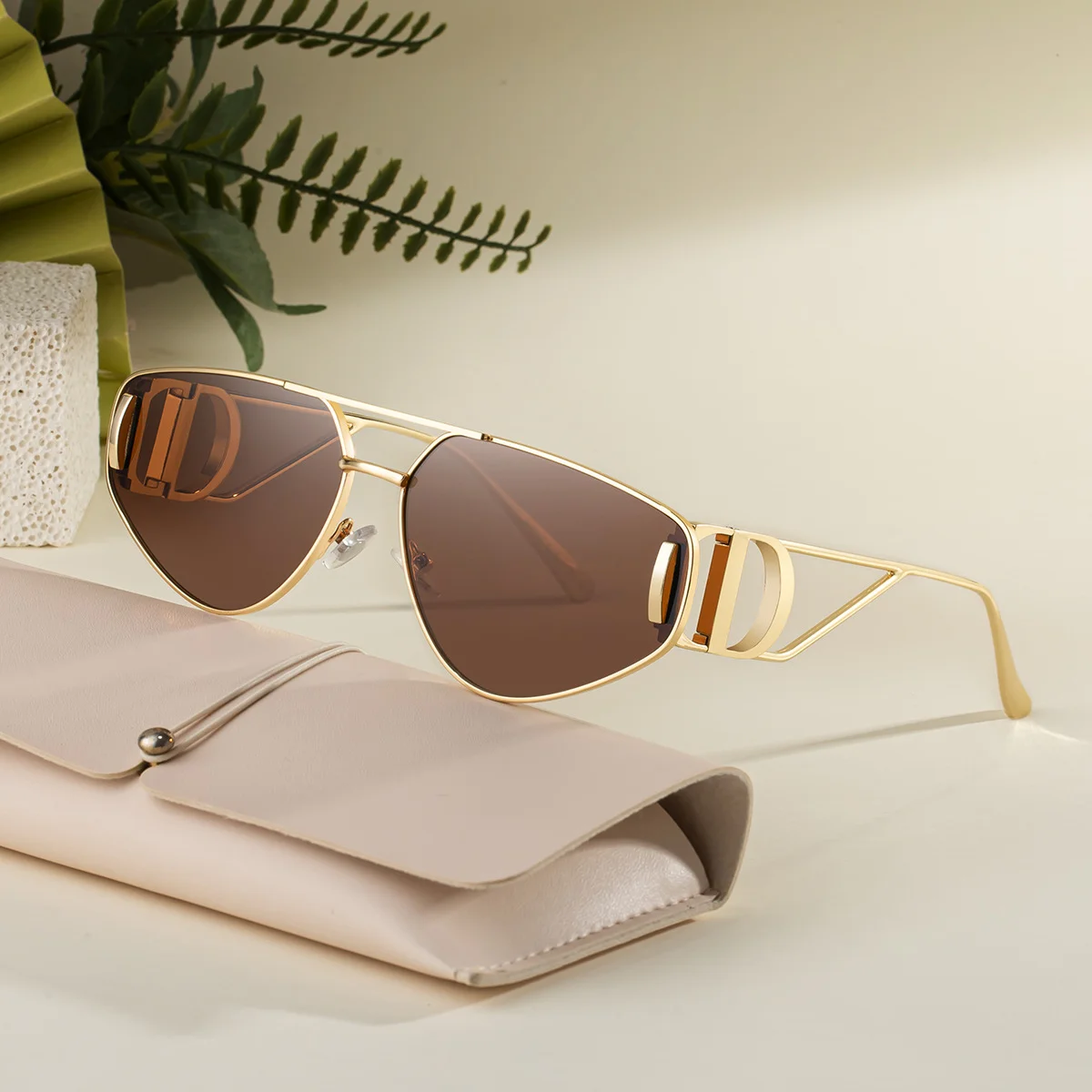 Black Zinc Alloy Women's Trendy Euro-American Cat-Eye Sunglasses - Unique High-Fashion Street Style – Premium Outdoor UV400 Sun Protection Shades - View 2