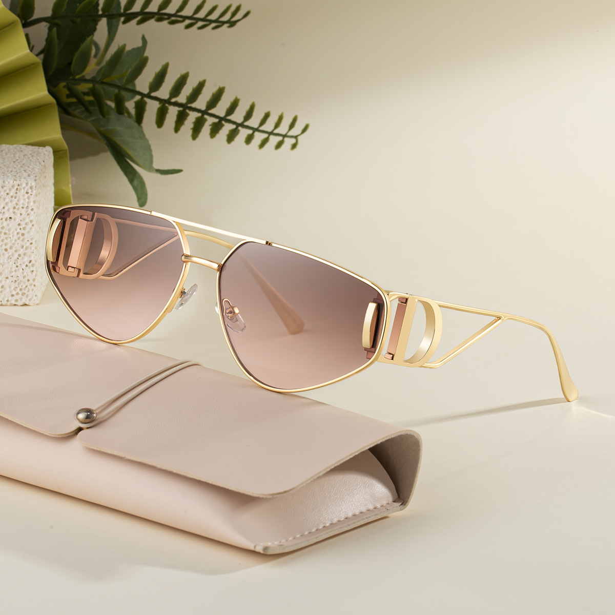 Black Zinc Alloy Women's Trendy Euro-American Cat-Eye Sunglasses - Unique High-Fashion Street Style – Premium Outdoor UV400 Sun Protection Shades - View 3
