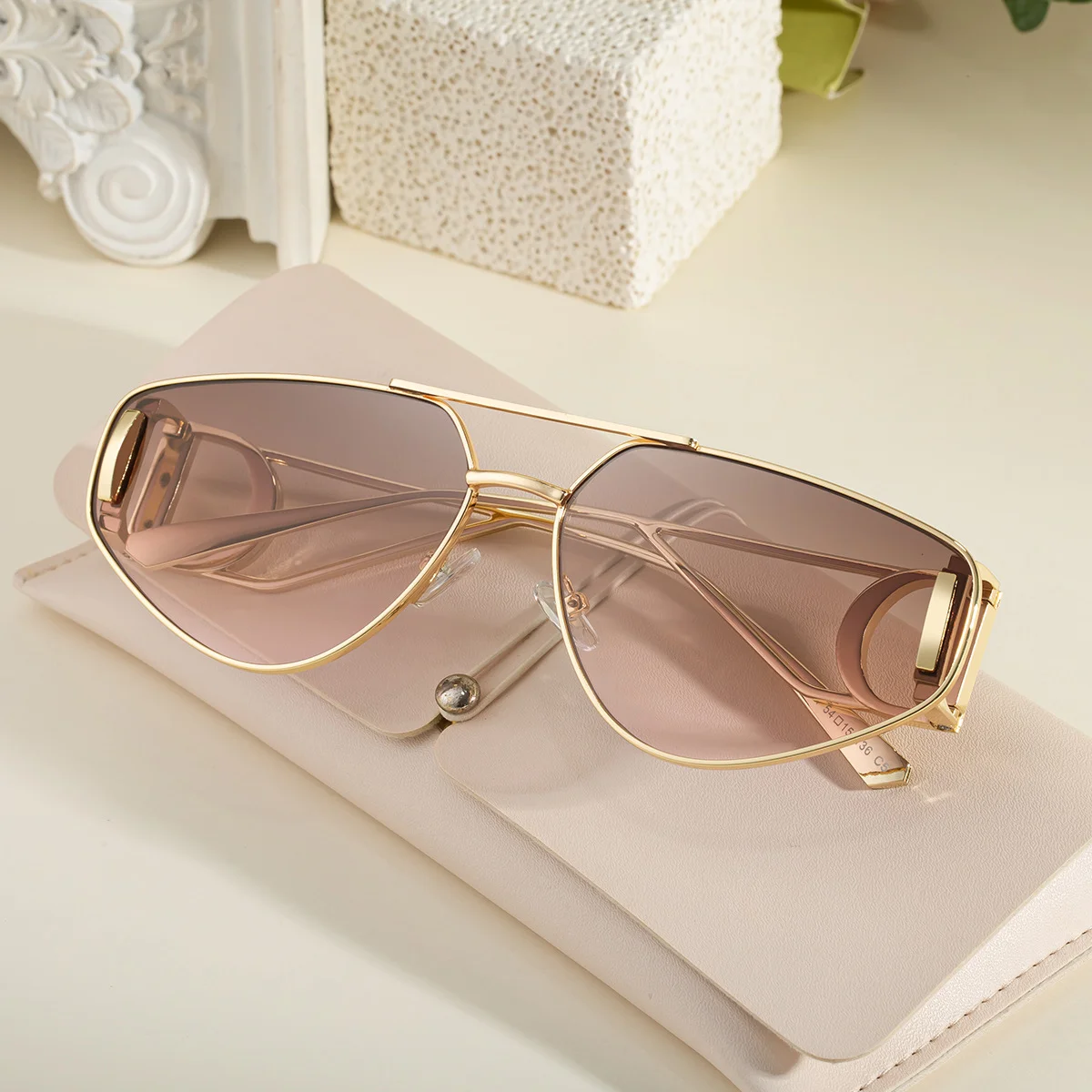 Black Zinc Alloy Women's Trendy Euro-American Cat-Eye Sunglasses - Unique High-Fashion Street Style – Premium Outdoor UV400 Sun Protection Shades - View 4