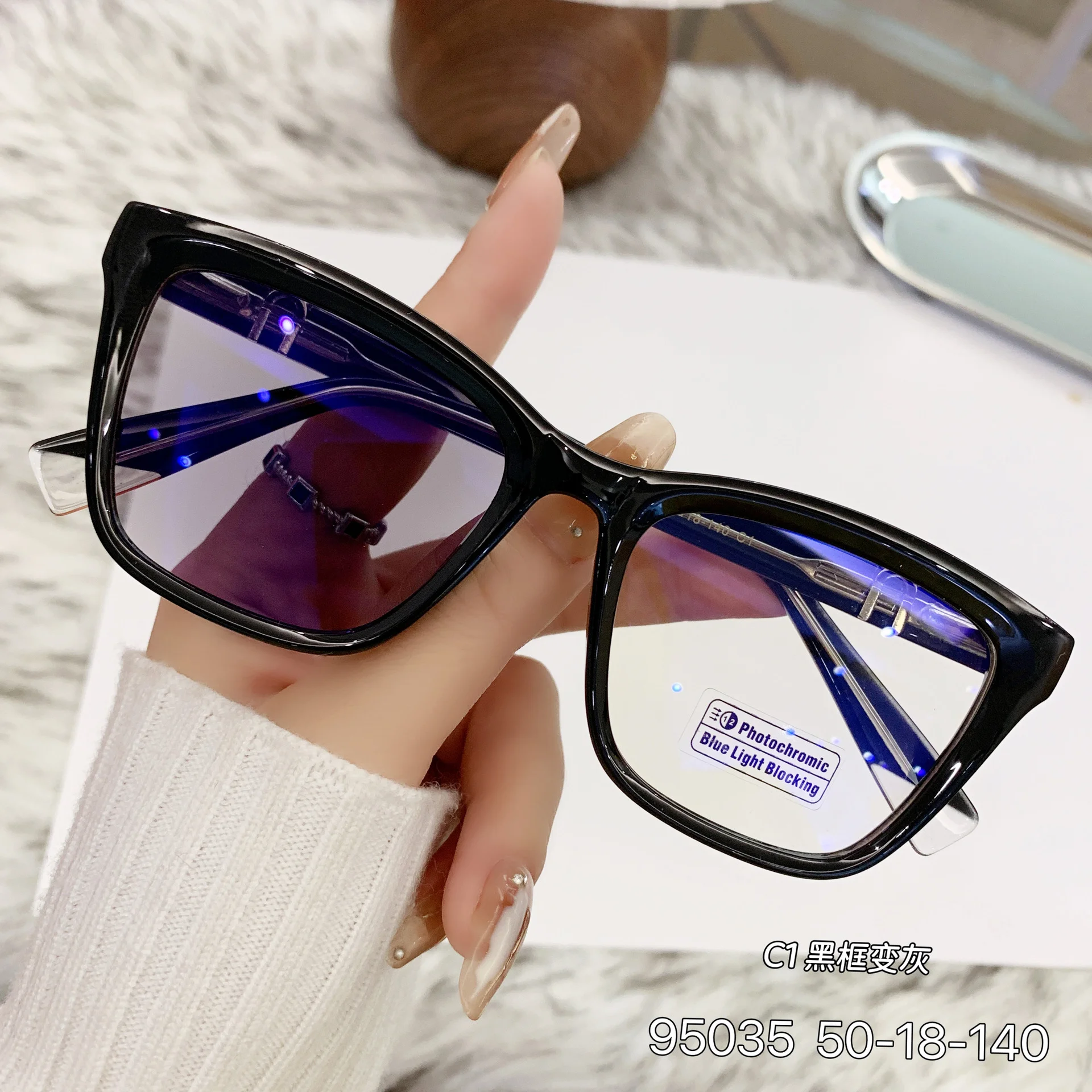 Black PC New Women's Cat-Eye Photochromic Sunglasses – Unique Trendy Premium Style for Outdoor UV Protection - Details 4