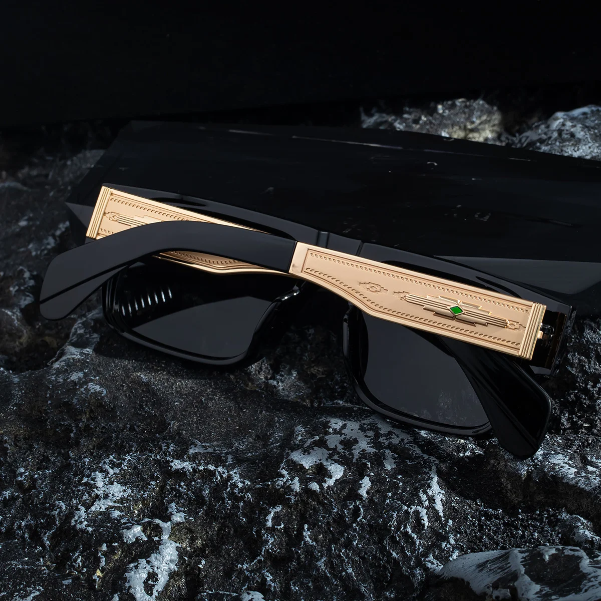 Black Metal Men's Retro Square Sunglasses - Trendy Fashion Oversized Sunnies with UV400 Protection - Details 3