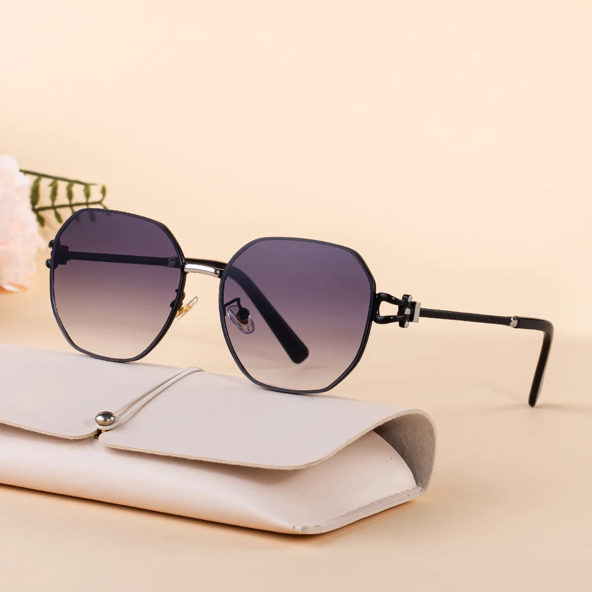 Black PC Women's Fashion Oversized Sunglasses - Premium Hollow Temple UV400 Sun Glasses - View 3
